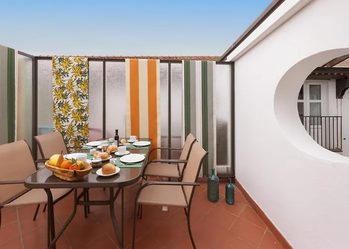 - Domus Felix Apartment *